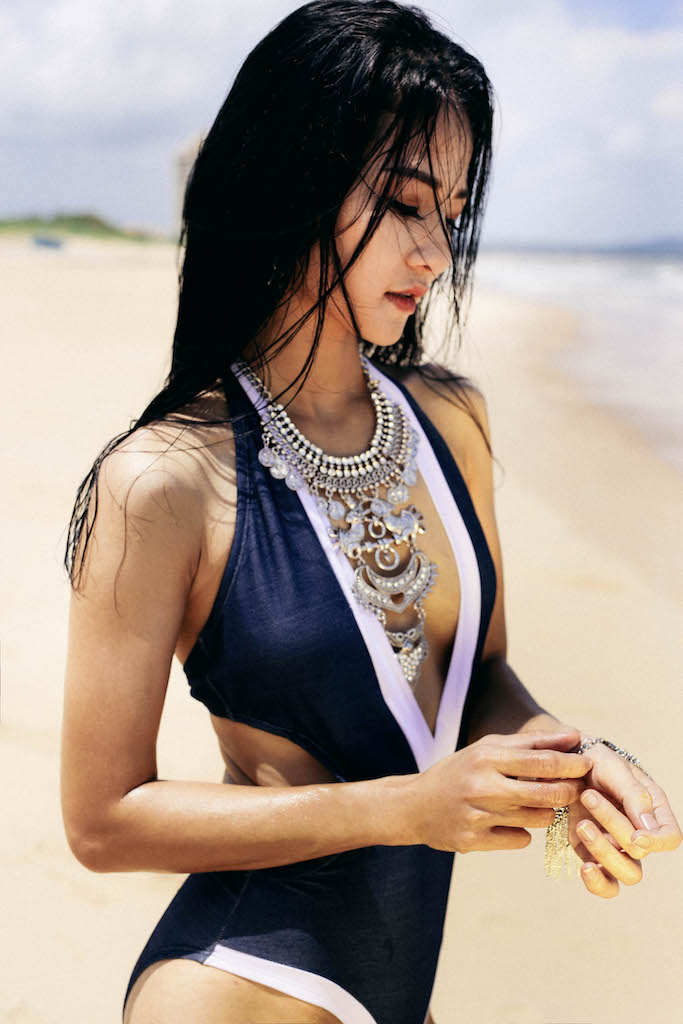 Hoa hậu Trần Thị Quỳnh đốt mắt người xem với bikini gợi cảm