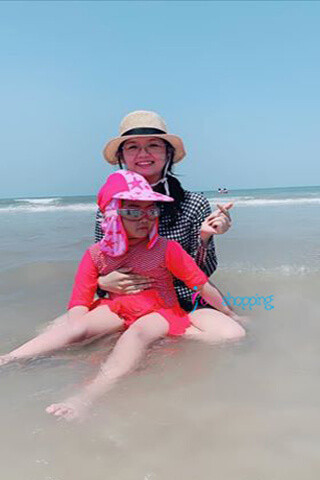 hai-me-con-chi-Trinh-say-me-tam-bien-khong-ngai-nang