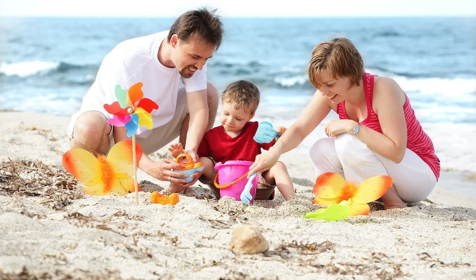 Chuẩn bị đồ bơi cho bé trong chuyến đi chơi biển cùng gia đình