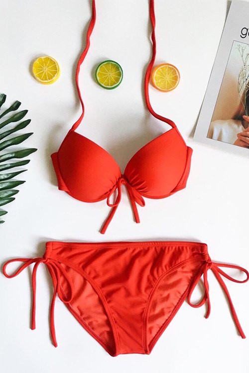 Đồ bơi hai mảnh đỏ tươi gợi cảm