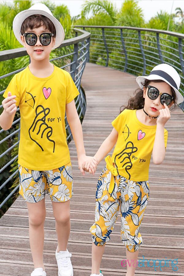 Đồng phục gia đình đi biển hoạ tiết bắn tim màu vàng