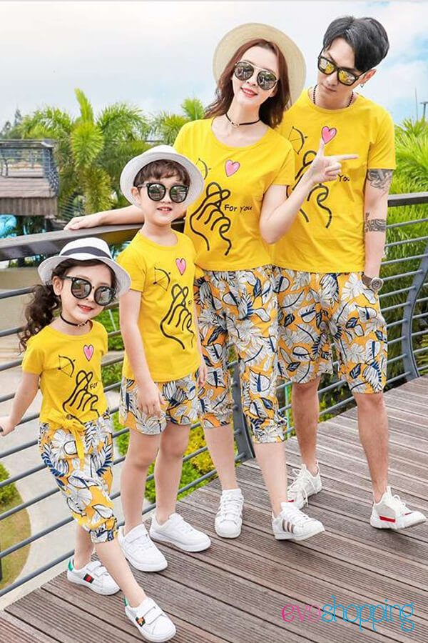Đồng phục gia đình đi biển hoạ tiết bắn tim màu vàng