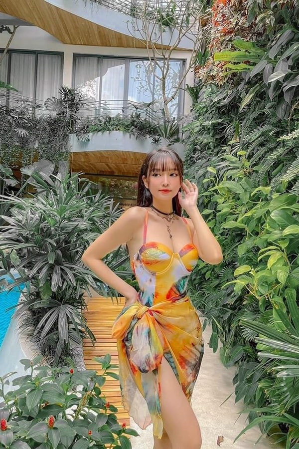 Bikini một mảnh kèm choàng