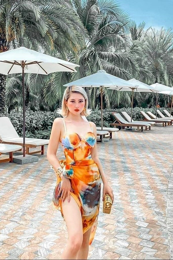 Bikini một mảnh kèm choàng