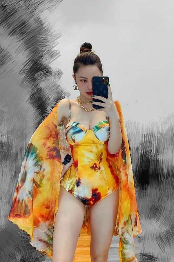 Bikini một mảnh kèm choàng