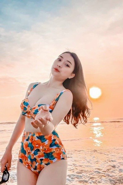 Bikini hai mảnh kèm choàng hoa cam