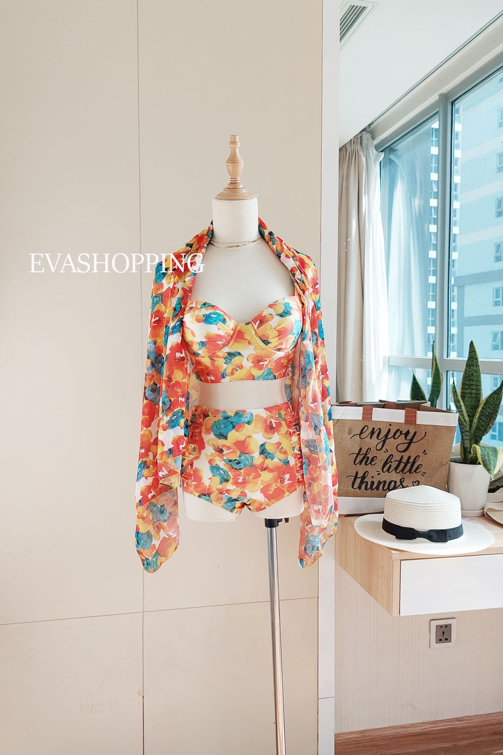 Bikini hai mảnh kèm choàng hoa cam