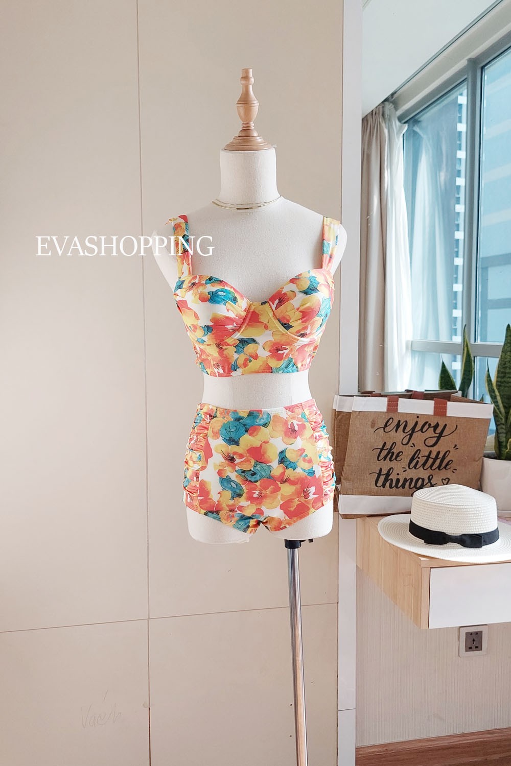 Bikini hai mảnh kèm choàng hoa cam