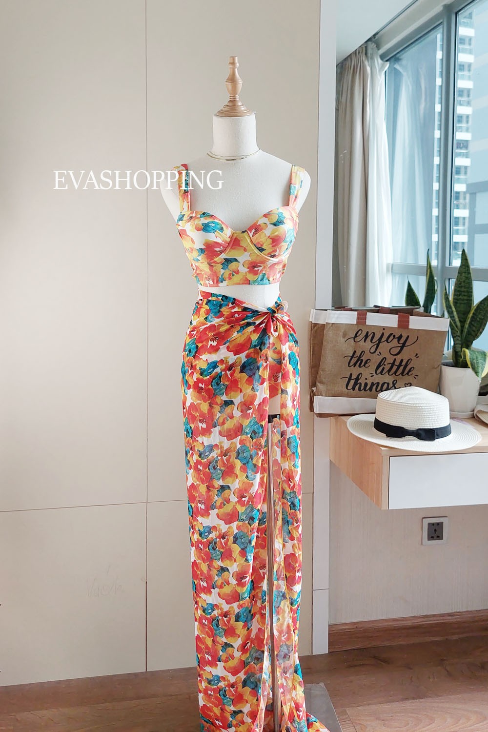 Bikini hai mảnh kèm choàng hoa cam