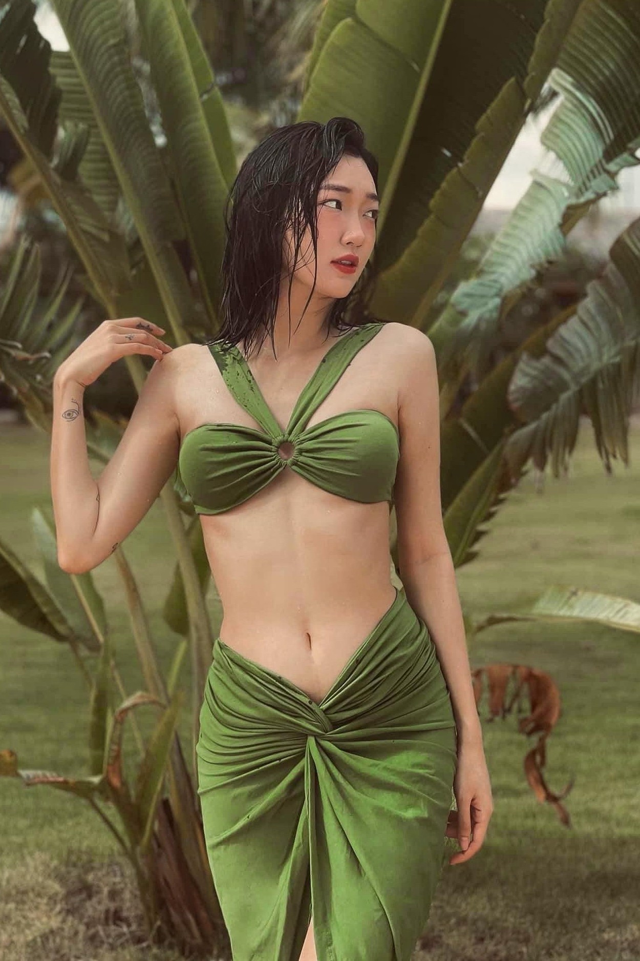 Bikini hai mảnh kèm choàng xanh