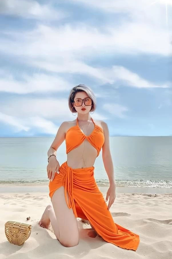 Bikini hai mảnh màu cam kèm choàng
