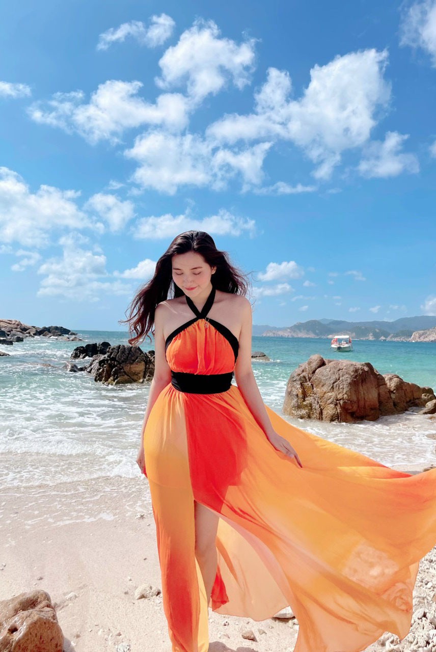 Đầm maxi yếm loang màu cam viền đen xẻ tà