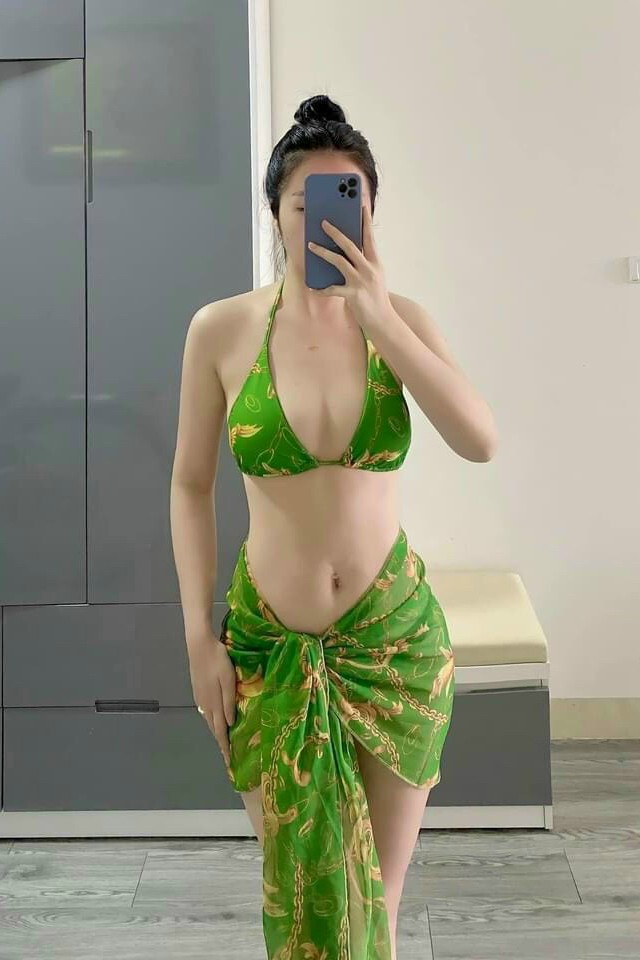 Bikini hai mảnh kèm choàng