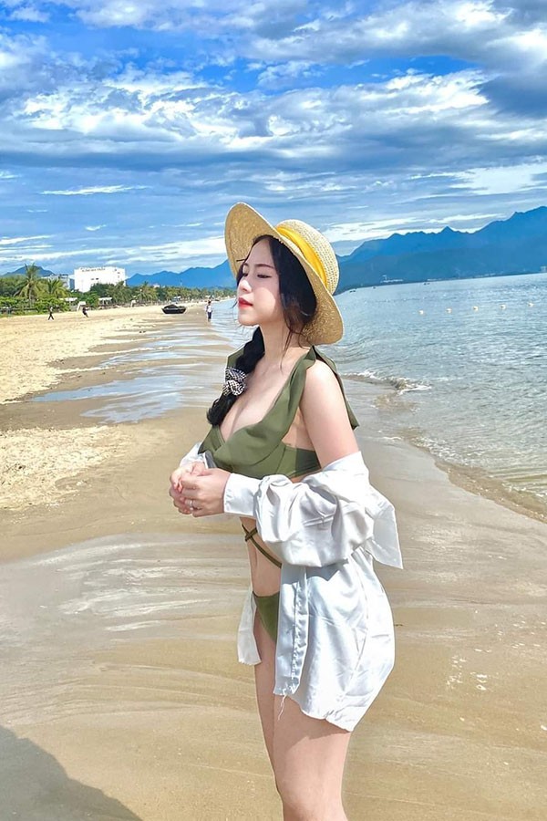 Đồ bơi hai mảnh xanh rêu quyến rũ