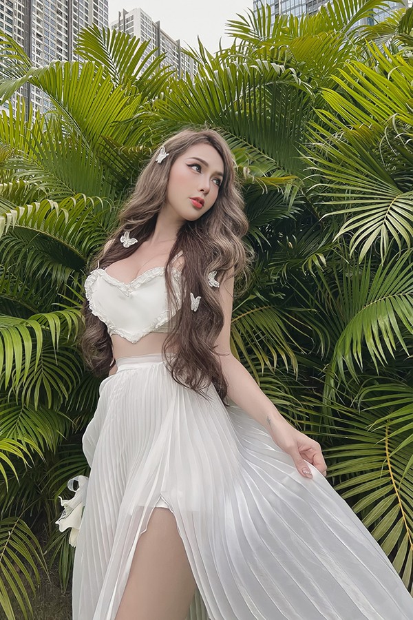 Đầm maxi trắng hình tim xẻ tà M106