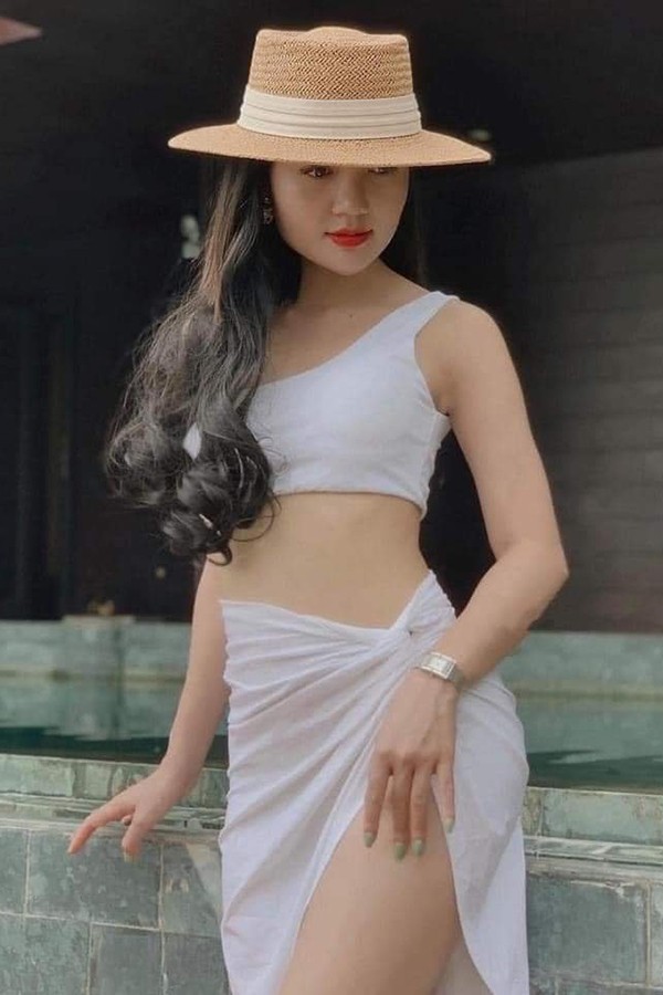 Set bikini lệch vai kèm choàng