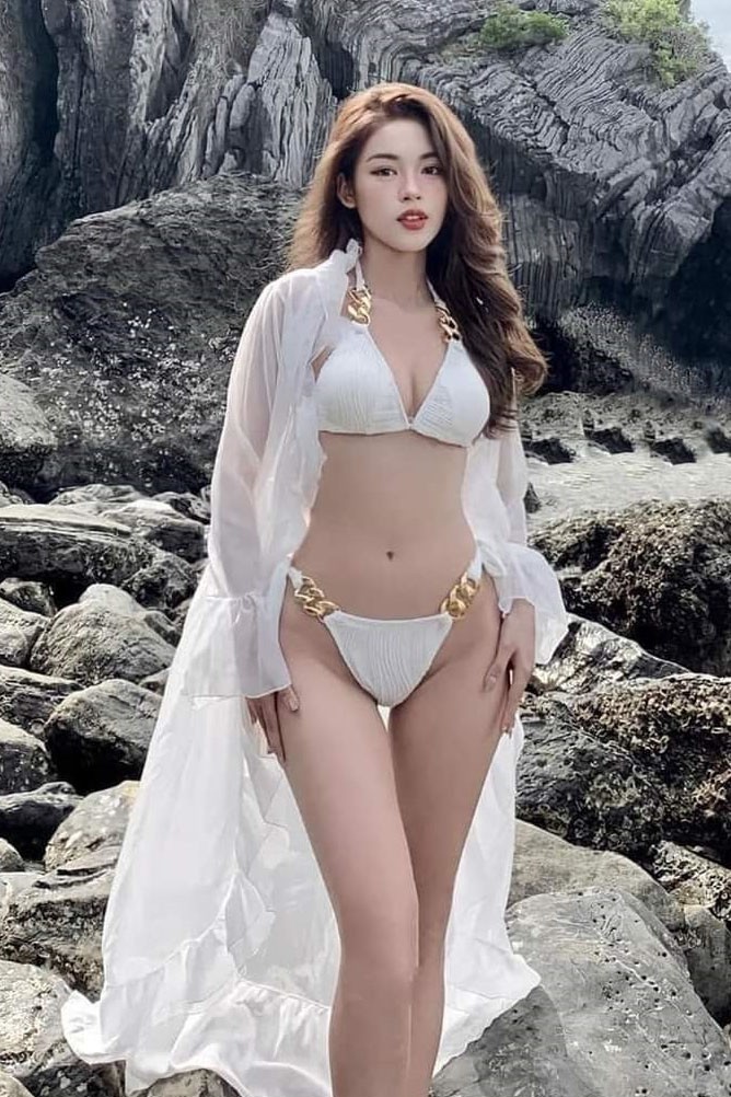 Bikini hai mảnh phối dây xích