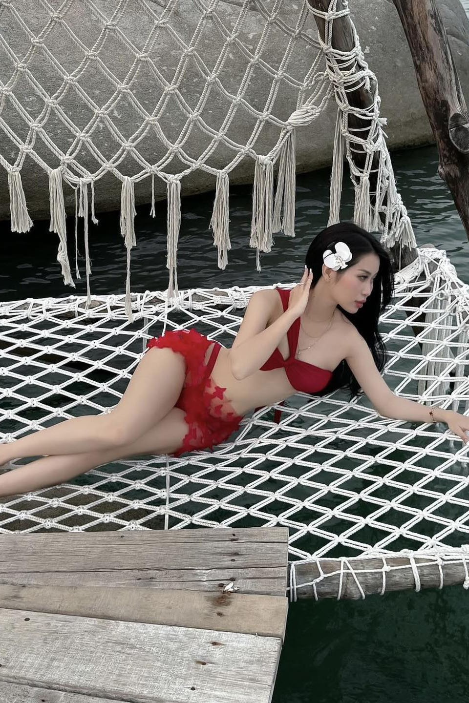 Bikini hai mảnh lọt khe kèm khăn