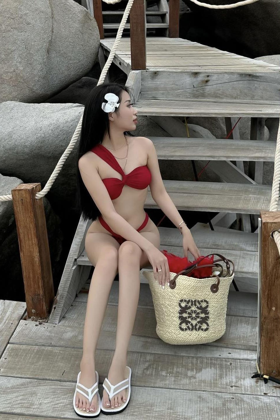 Bikini hai mảnh lọt khe kèm khăn