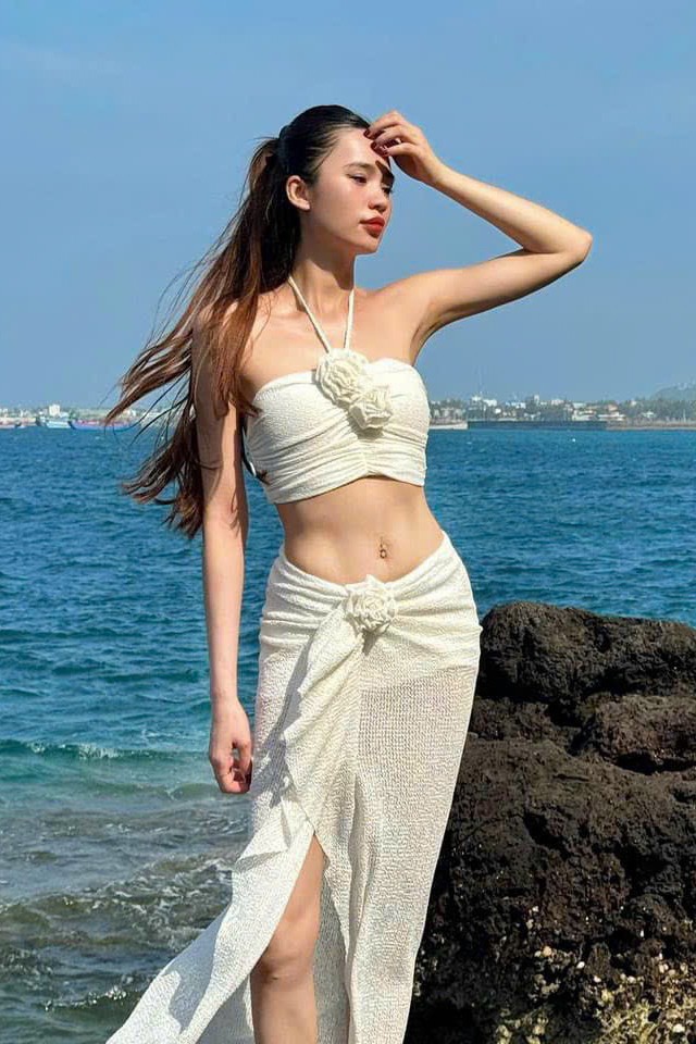 Đồ đi biển màu trắng đính hoa