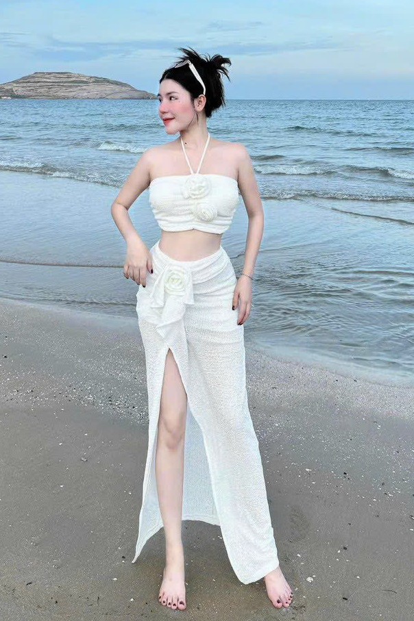 Đồ đi biển màu trắng đính hoa