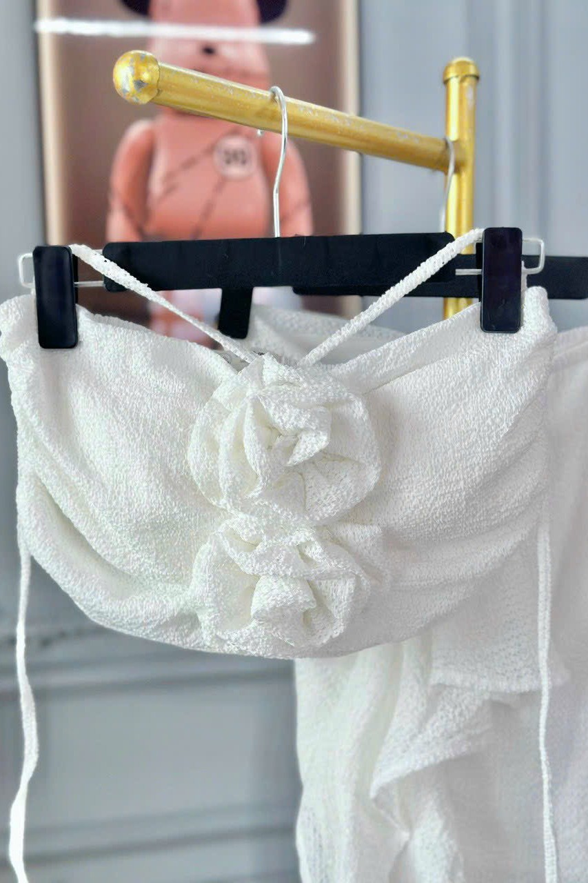 Đồ đi biển màu trắng đính hoa