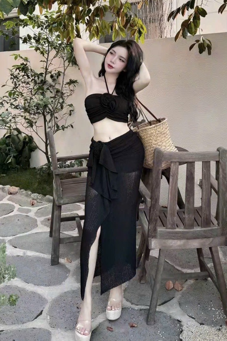 Đồ đi biển màu đen đính hoa BKN1053