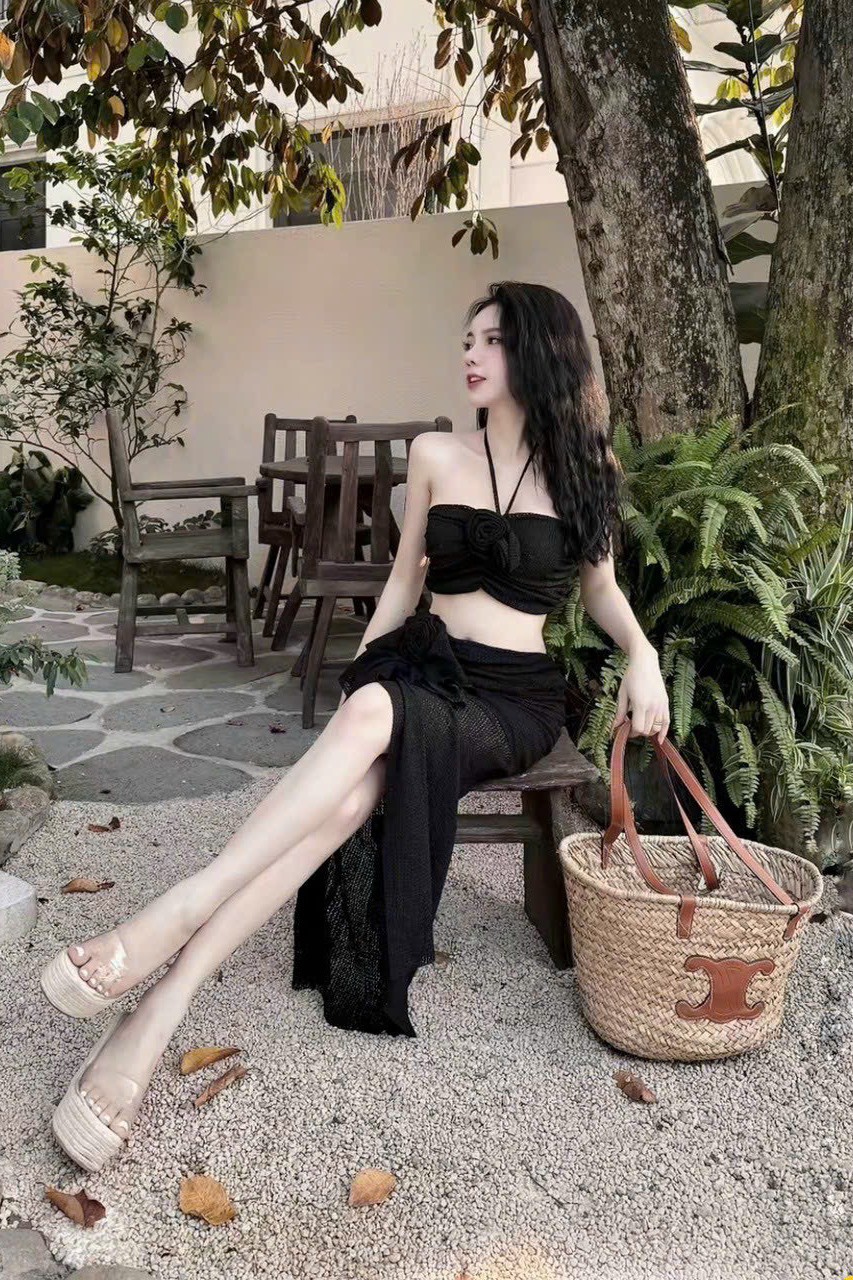 Đồ đi biển màu đen đính hoa BKN1053