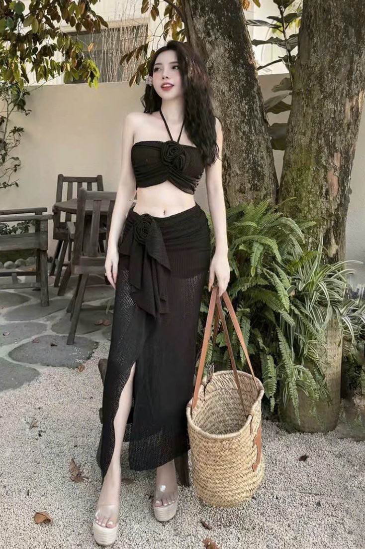 Đồ đi biển màu đen đính hoa BKN1053