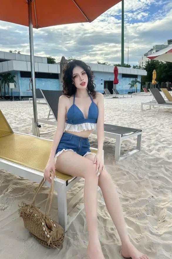 Bikini Jean đi biển màu xanh phối ren