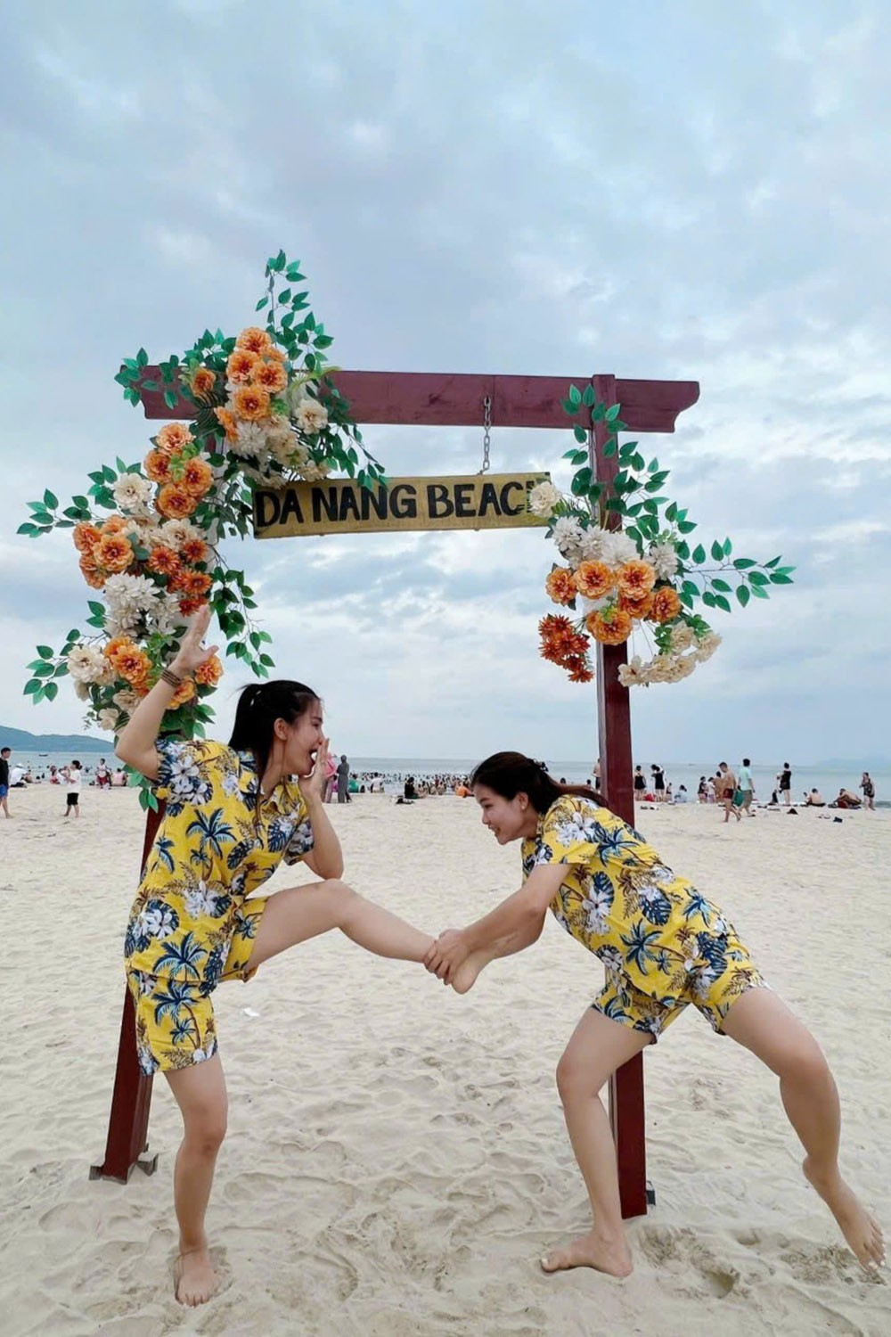 Đồng phục đi biển cho team màu vàng DP15