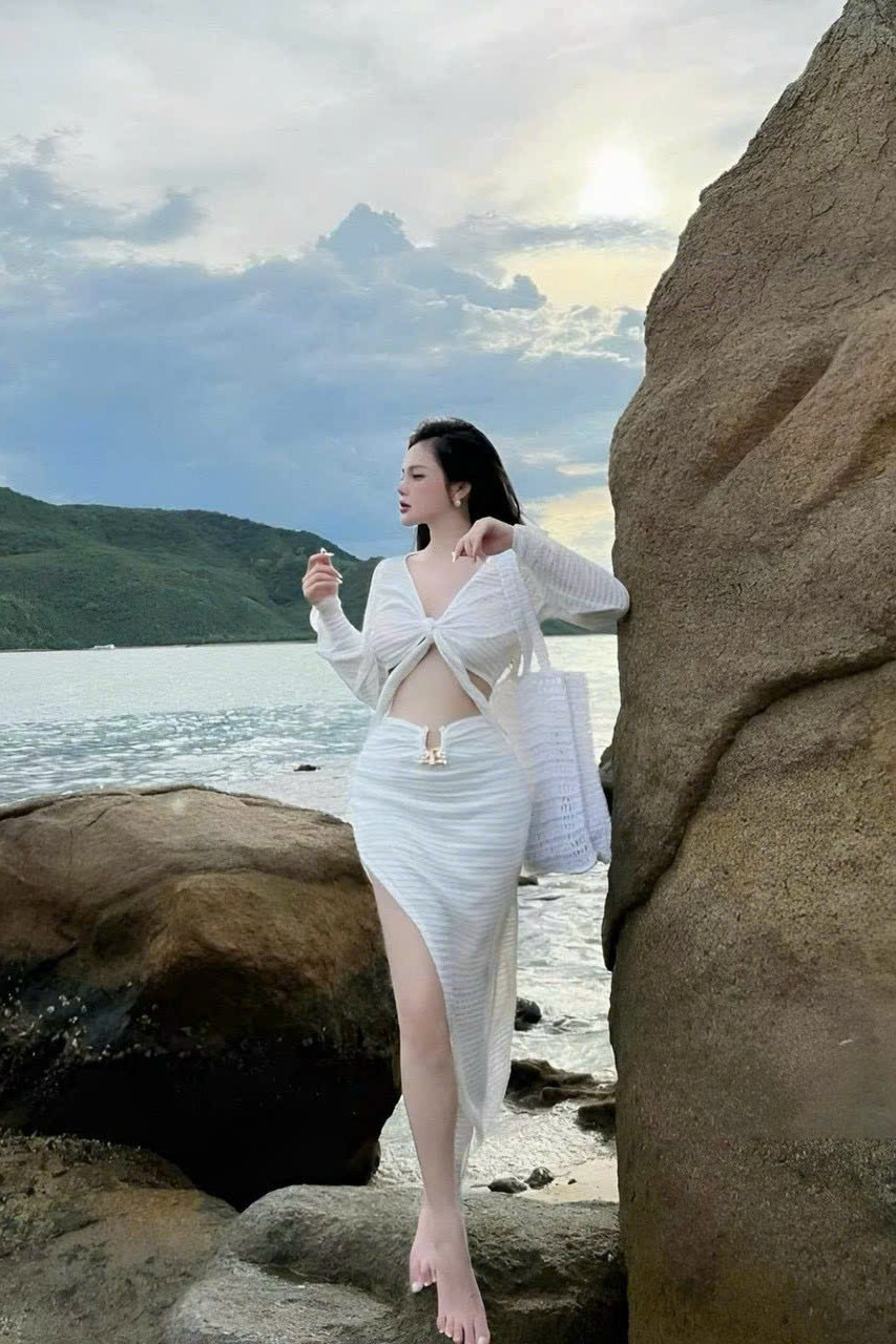 Đồ đi biển trắng 4 mảnh