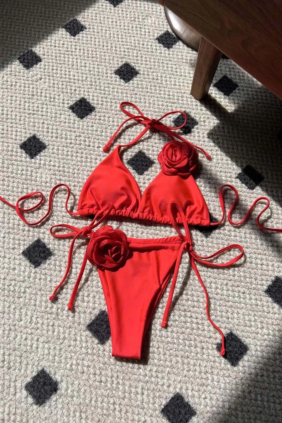 Bikini 2 mảnh lọt khe màu đỏ đính hoa BKN1079