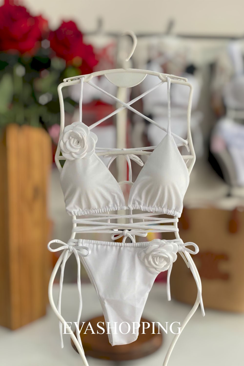 Bikini 2 mảnh màu trắng kèm hoa