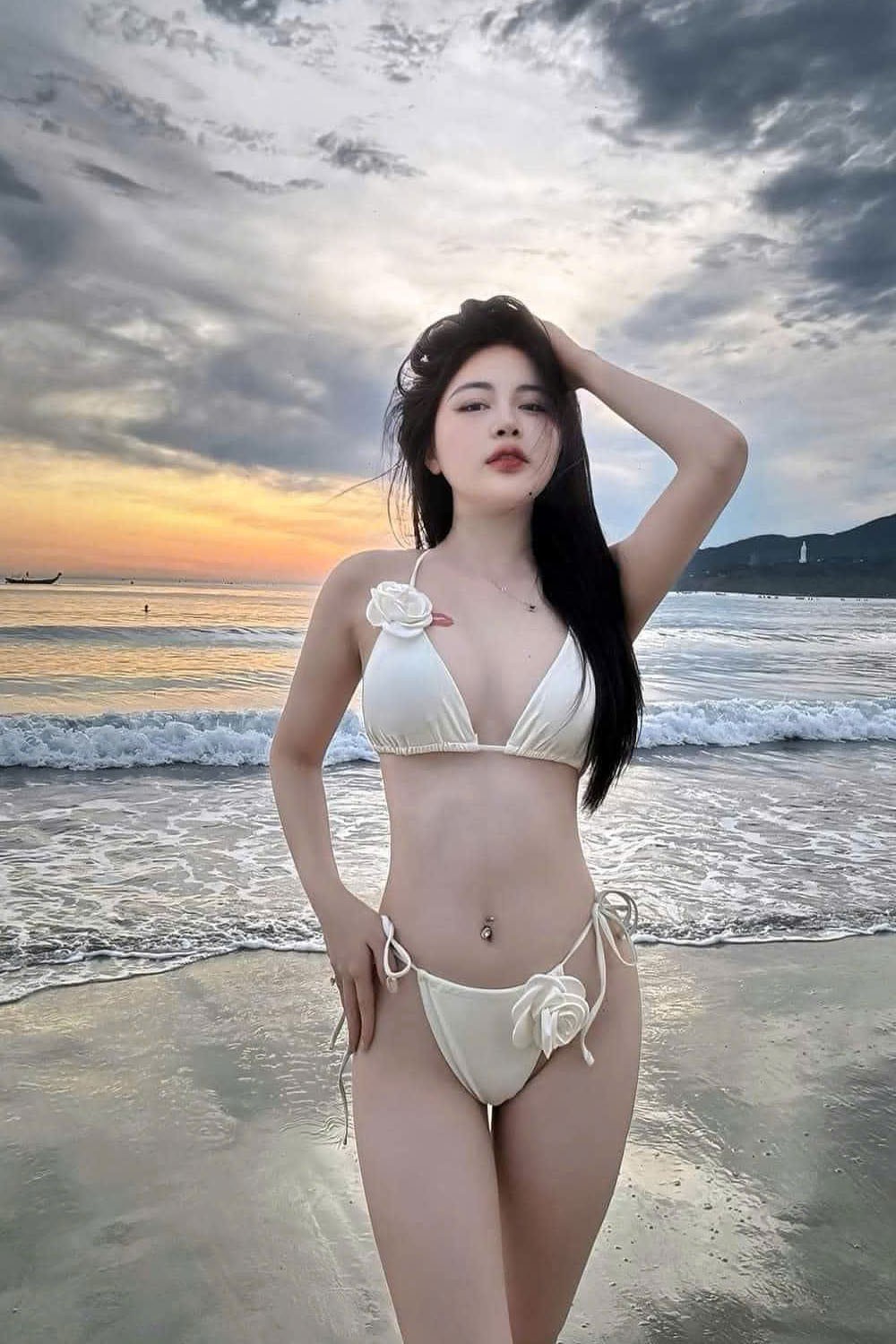 Bikini 2 mảnh màu trắng kèm hoa