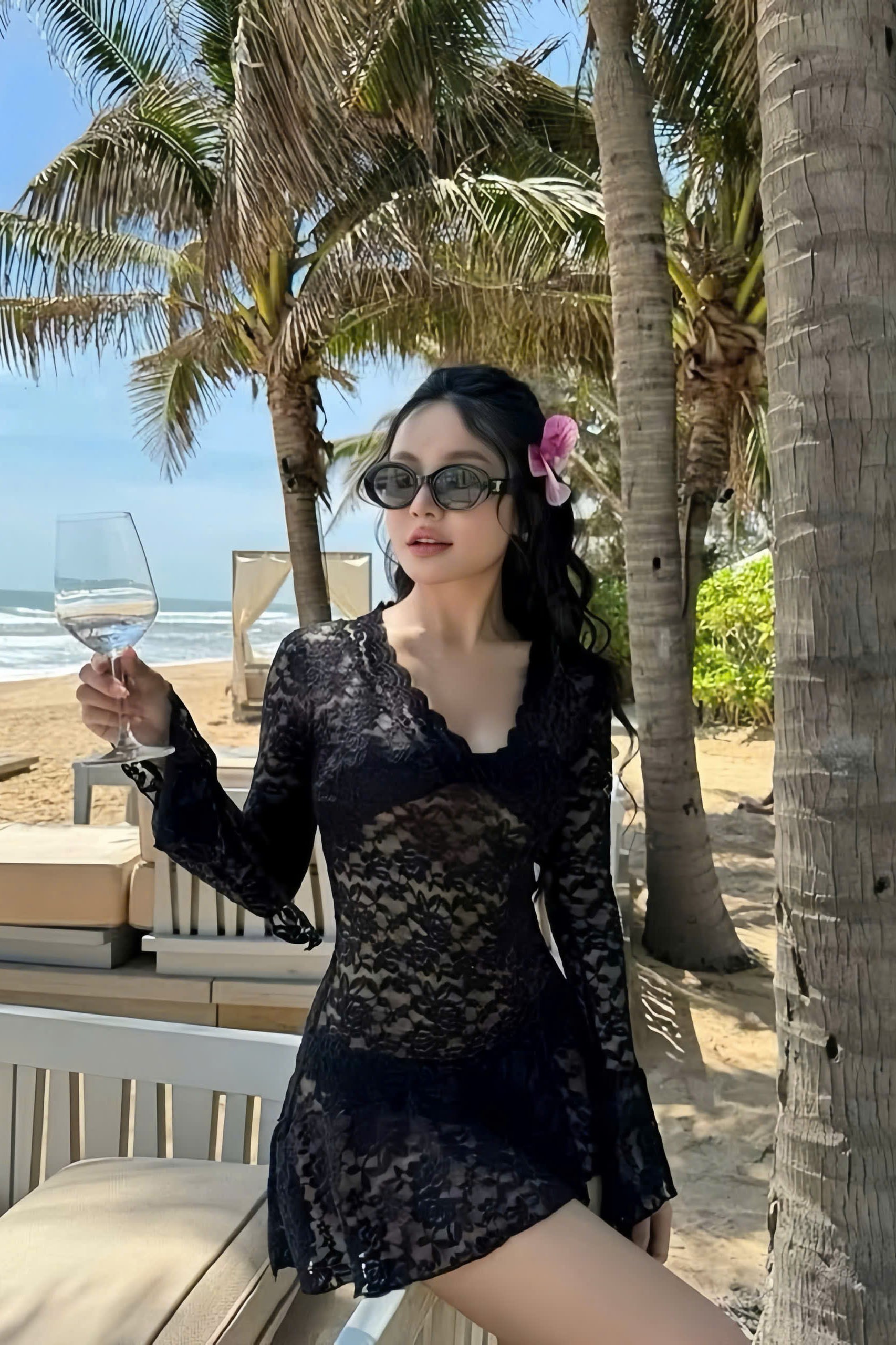 Bikini 3 mảnh kèm váy ren lưới đen