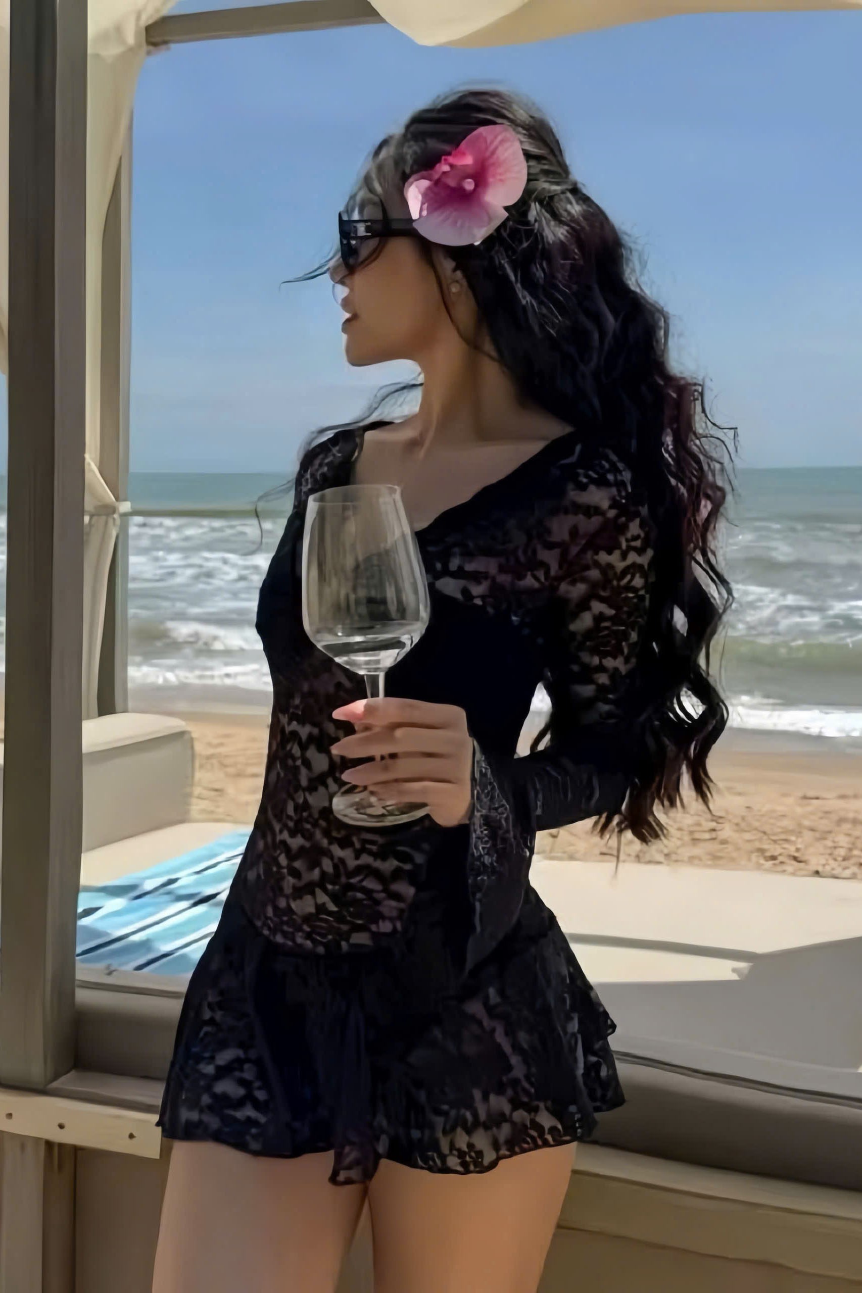 Bikini 3 mảnh kèm váy ren lưới đen