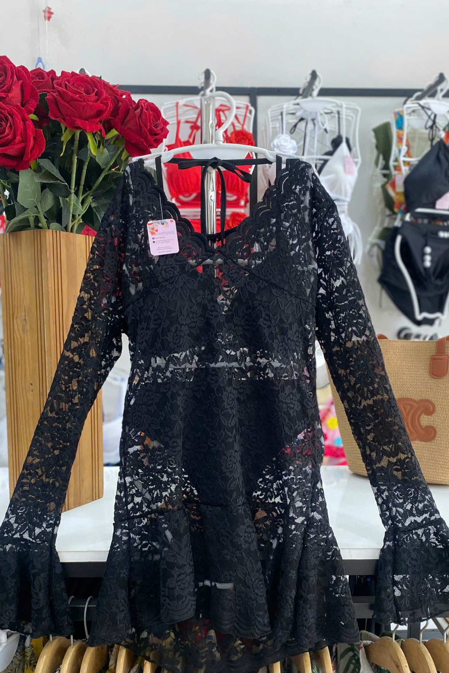 Bikini 3 mảnh kèm váy ren lưới đen