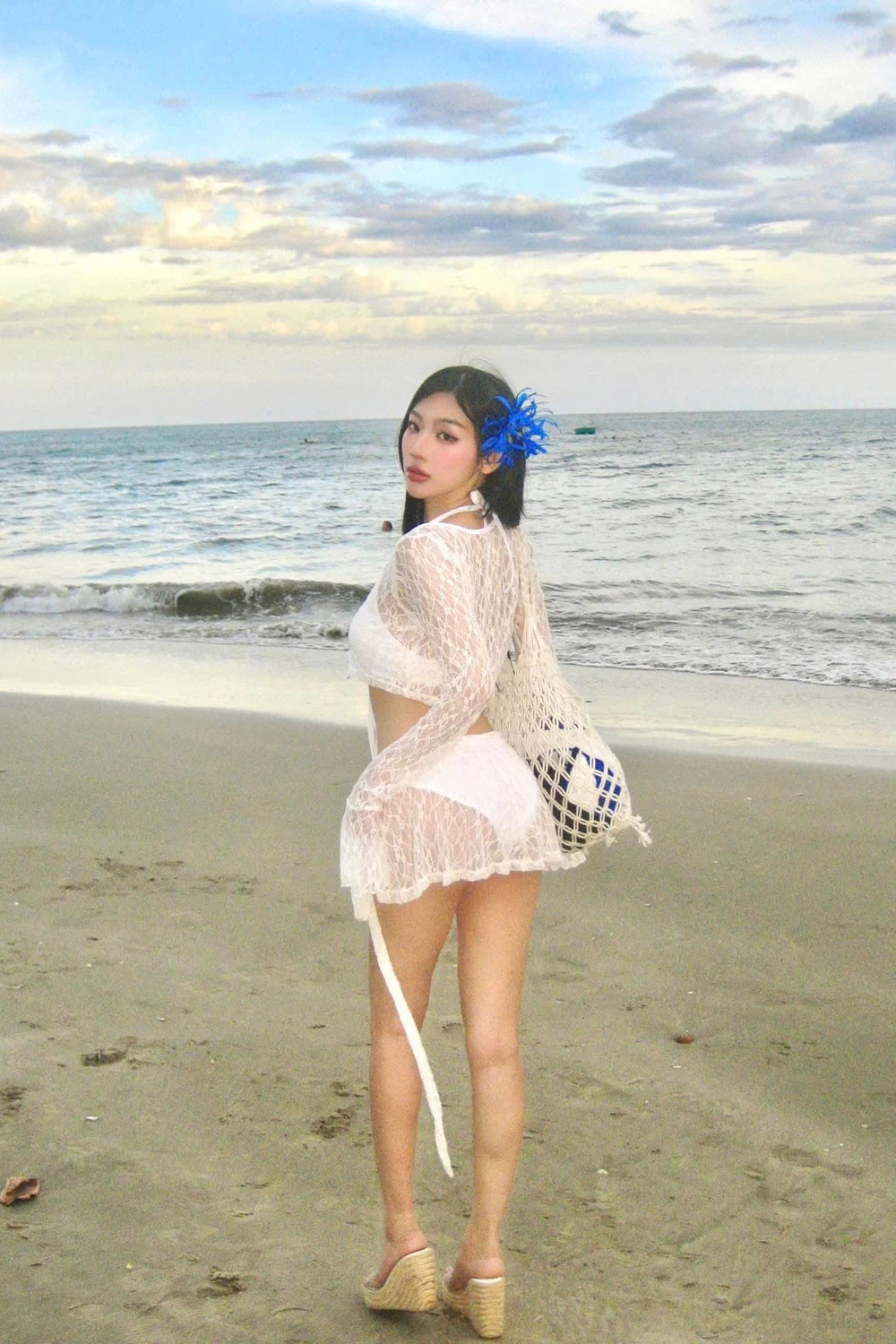 Bikini 3 mảnh kèm áo dài tay ren