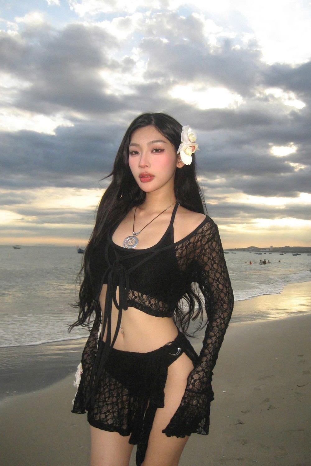 Bikini 3 mảnh kèm áo dài tay ren