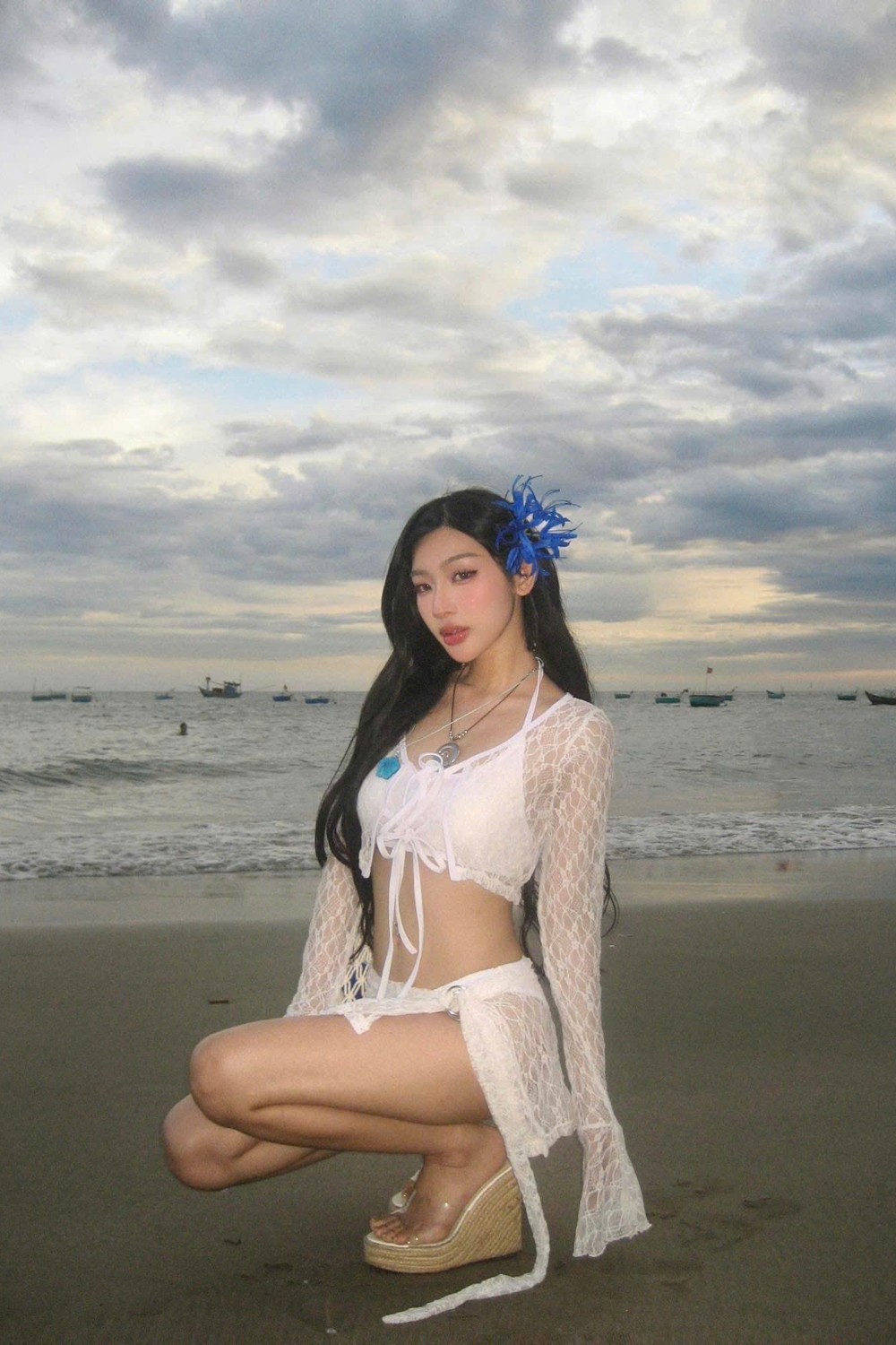 Bikini 3 mảnh kèm áo dài tay ren