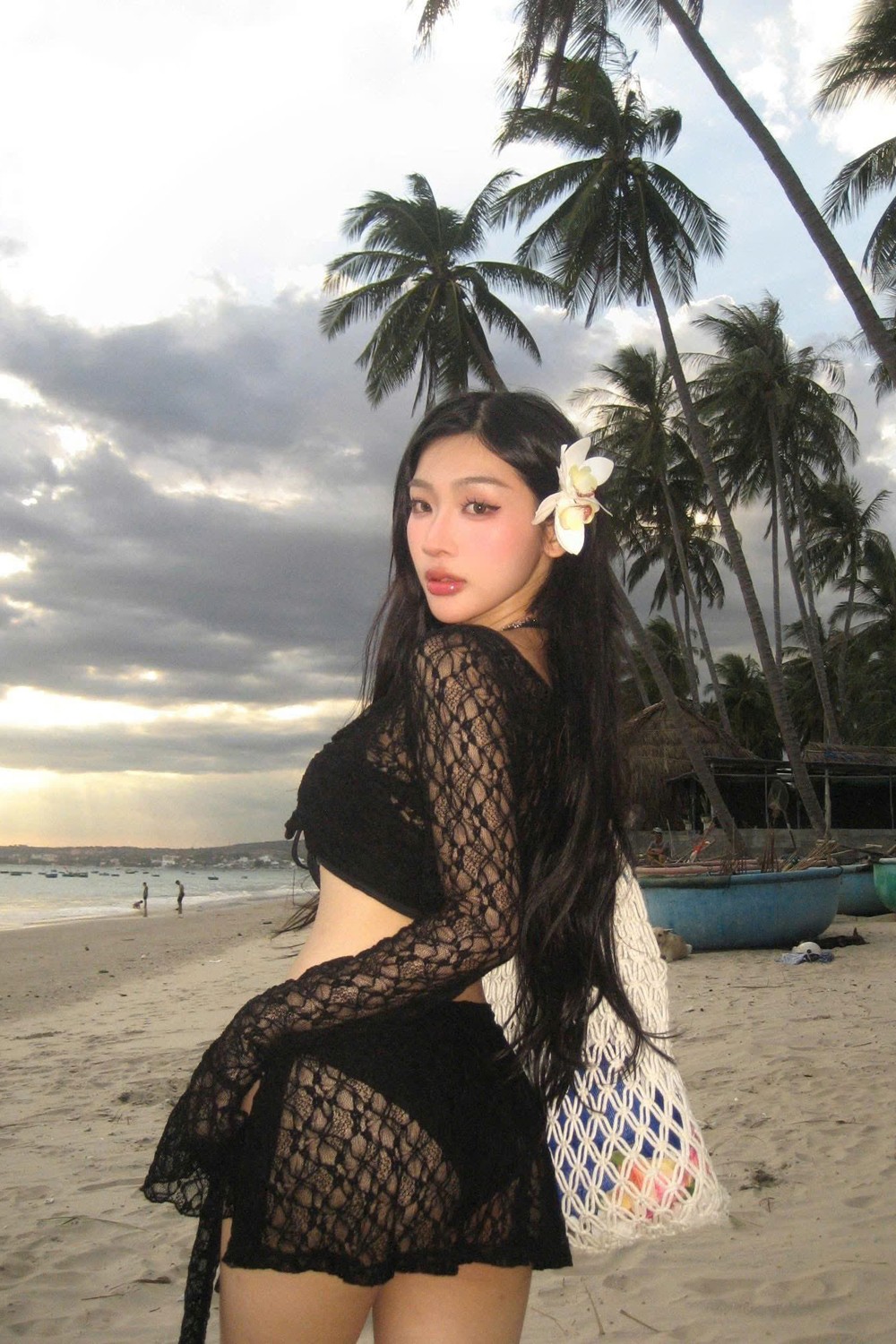 Bikini 3 mảnh kèm áo dài tay ren