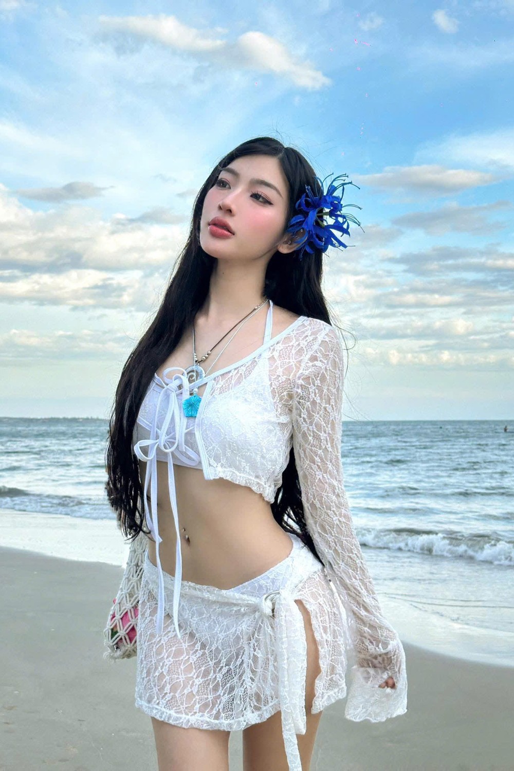 Bikini 3 mảnh kèm áo dài tay ren
