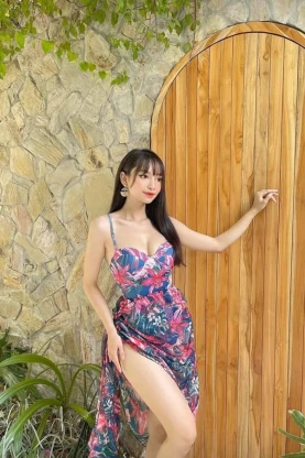 Bikini một mảnh kèm choàng họa tiết hoa