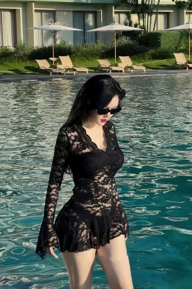 Bikini 3 mảnh kèm váy ren lưới đen
